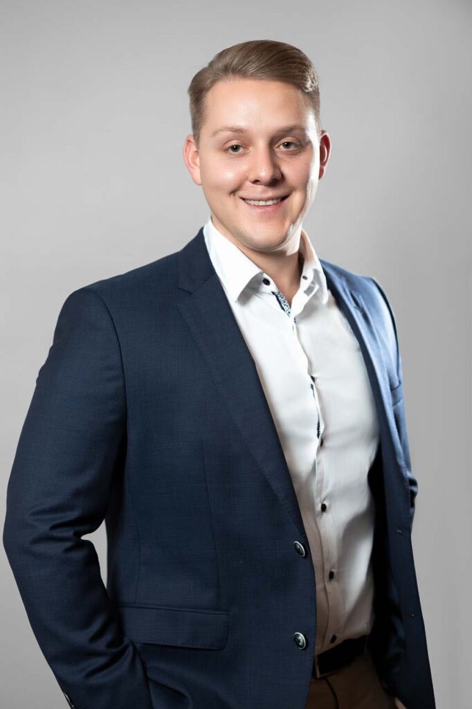 Mitarbeiter der Alten Leipziger Gruppe Oberursel – Businessportrait im Arbeitsumfeld