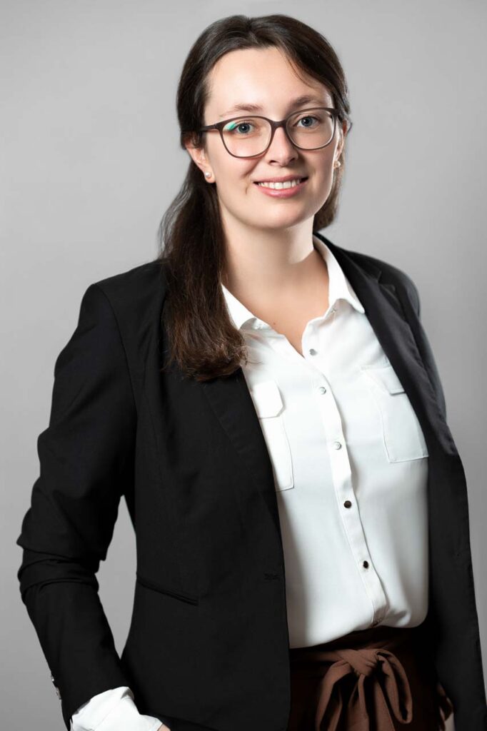 Businessportrait Frau in Büro der Alten Leipziger Gruppe Oberursel – professionelle Unternehmensfotografie