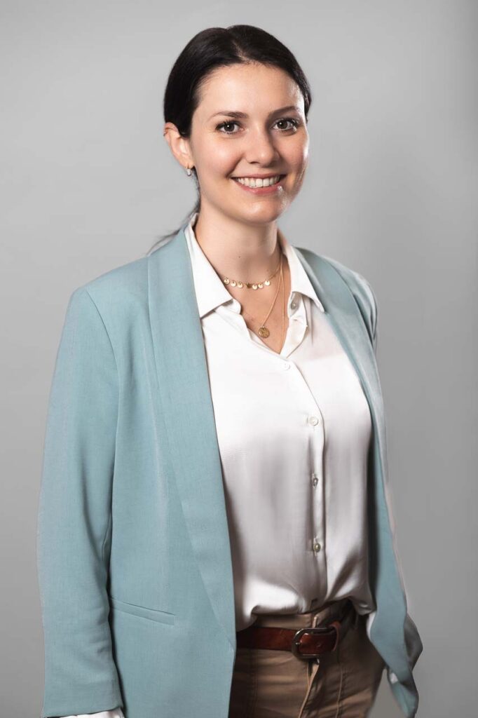Mitarbeiterin der Alten Leipziger Gruppe Oberursel – Businessportrait in modernem Büro