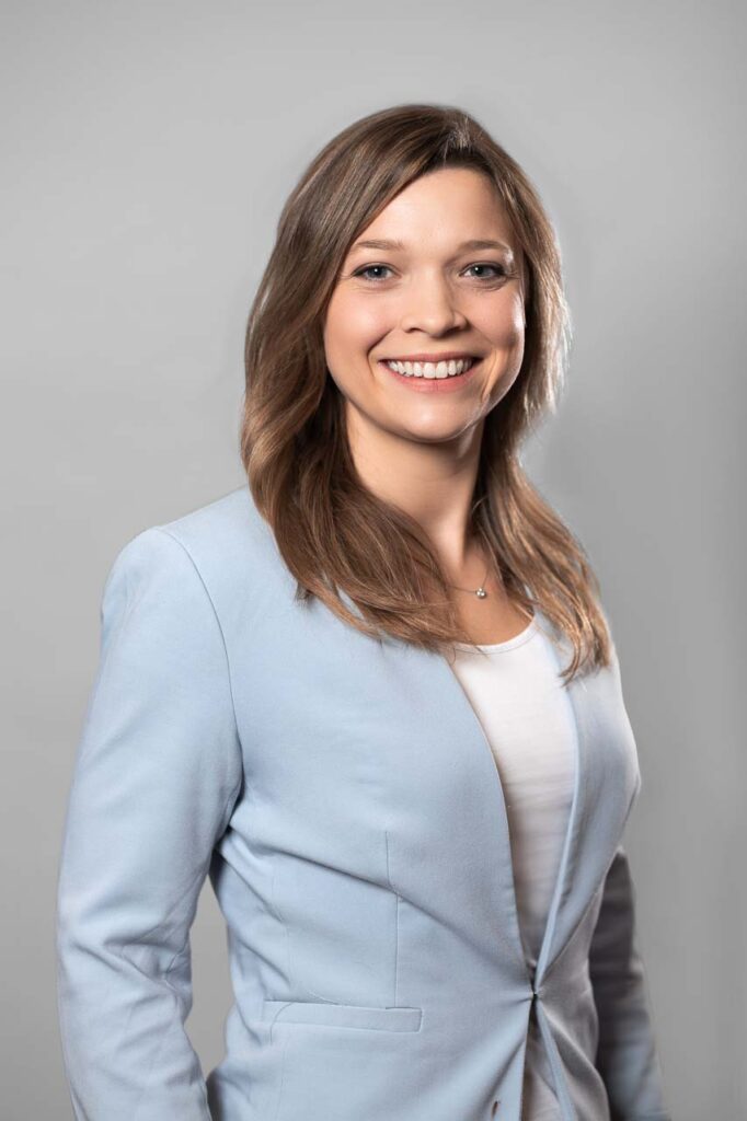 Geschäftsfrau der Alten Leipziger Gruppe Oberursel – Businessfotografie im Büro