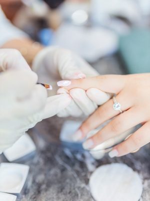 Nahaufnahme Maniküre mit Pinsel – Businessfotografie Nagelstudio Frankfurt